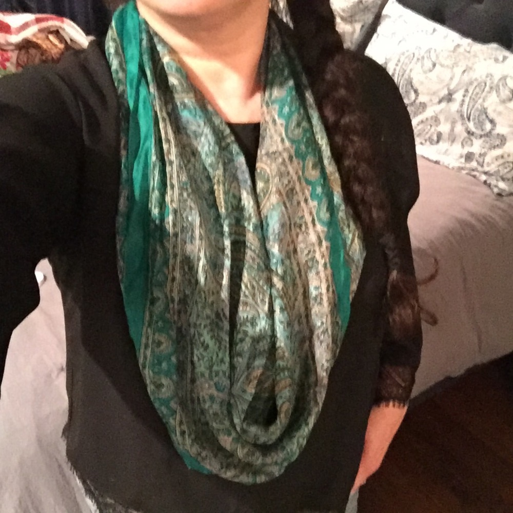 🍍 Boho Chic- Green Silk paisley scarf